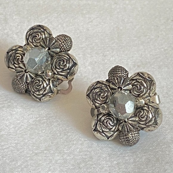 Vintage Silver Tone Roses Surrounding Central Clear Stone Clip On Earrings - Picture 1 of 4
